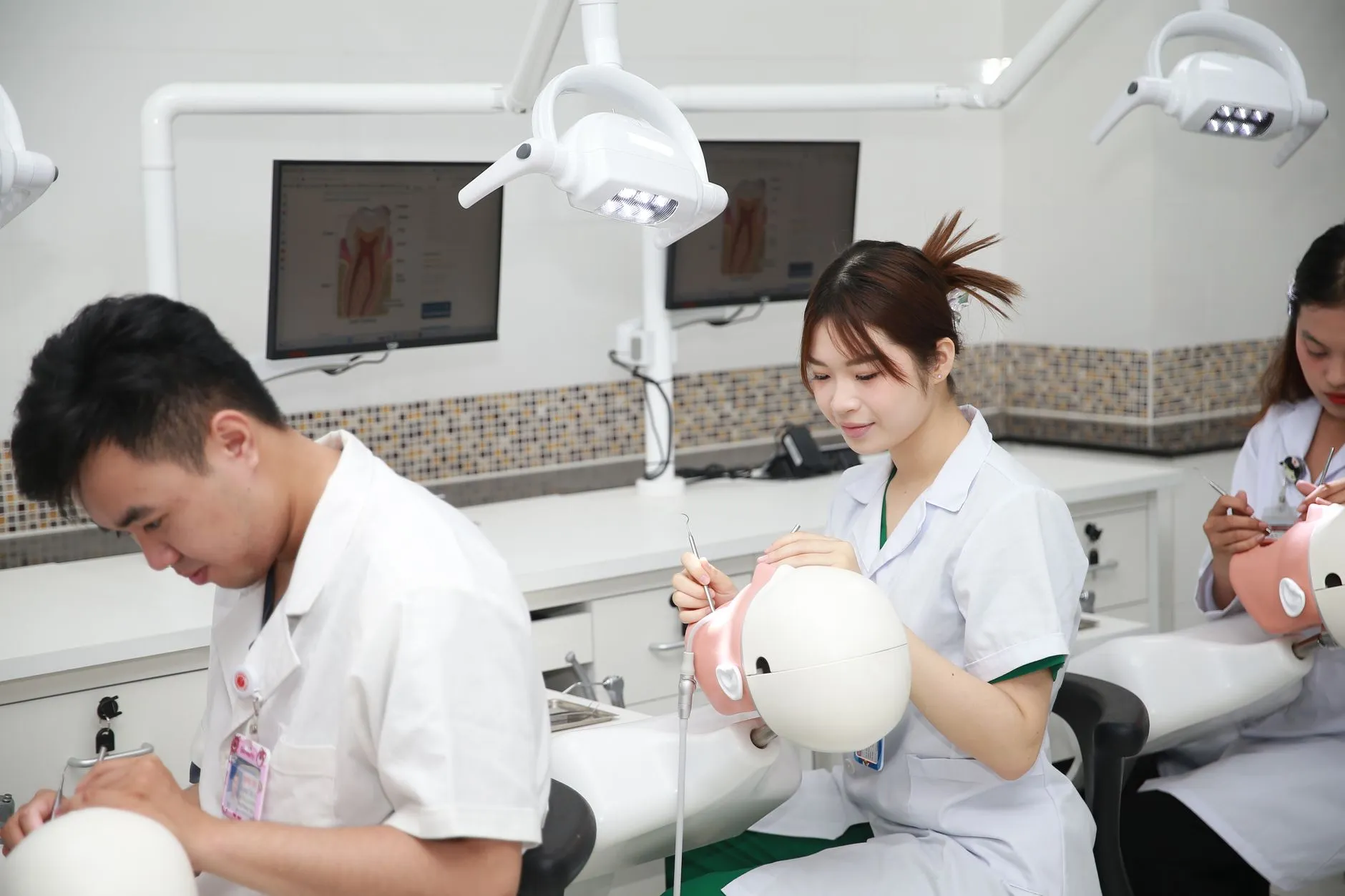 石材雕刻机在墓碑刻字与浮雕加工中的实际应用案例
