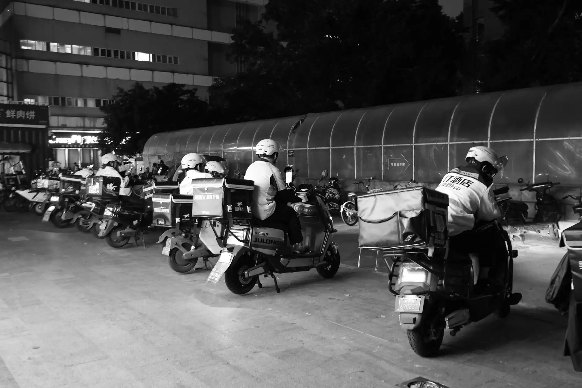广告雕刻机常见加工缺陷原因分析及工艺优化策略