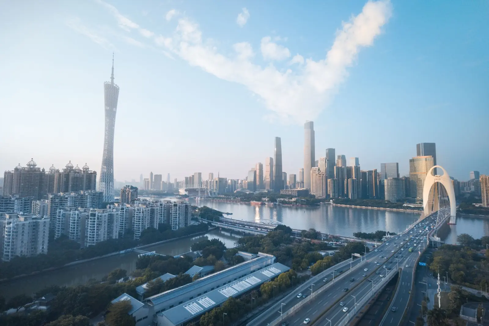 数控雕刻机在石材与木工领域的差异化应用方案对比